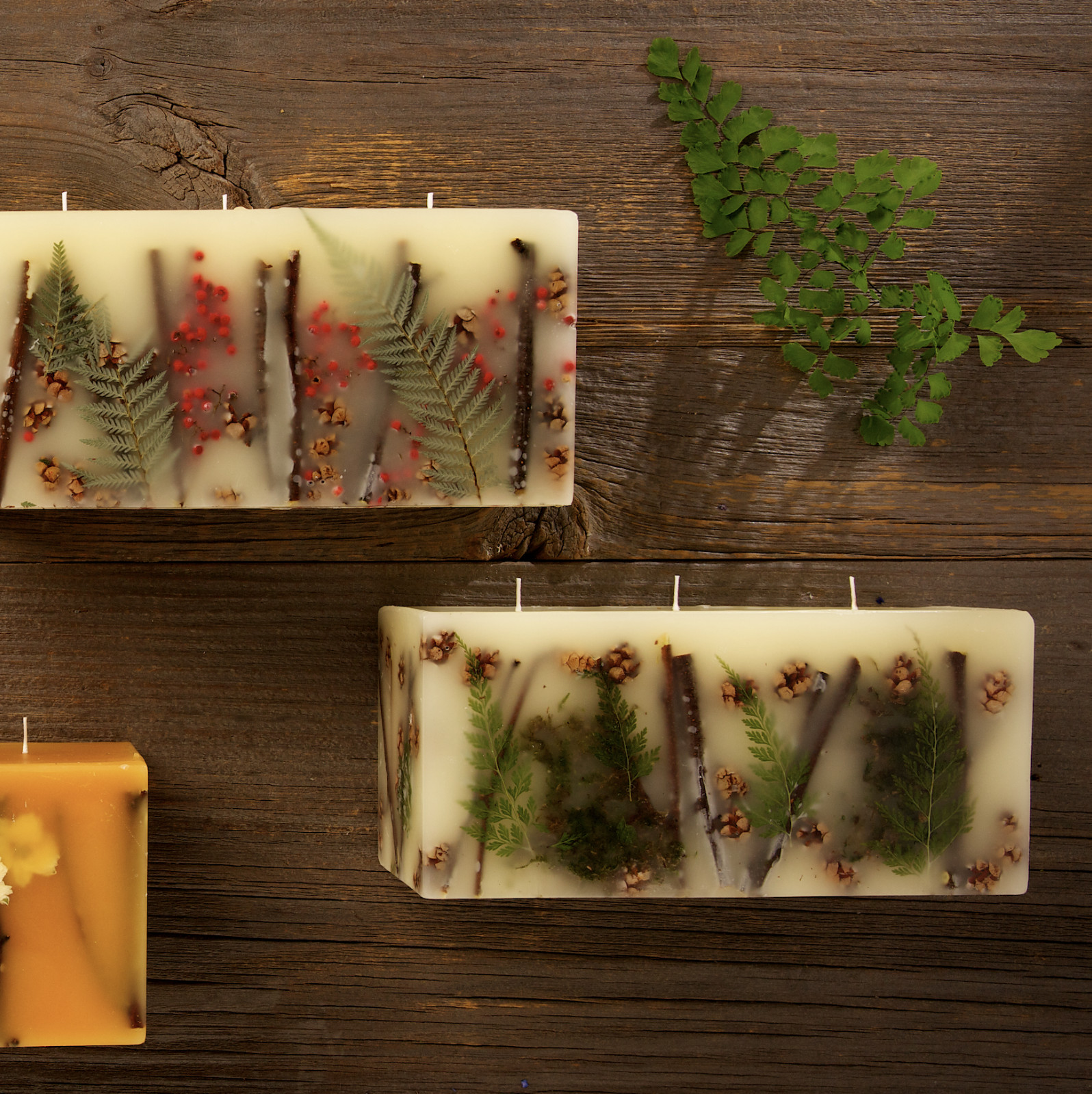 ROSY RINGS, FOREST WINTER LUXURY BOTANICAL BRICK 9.5″ CANDLE & CANDLE TRAY