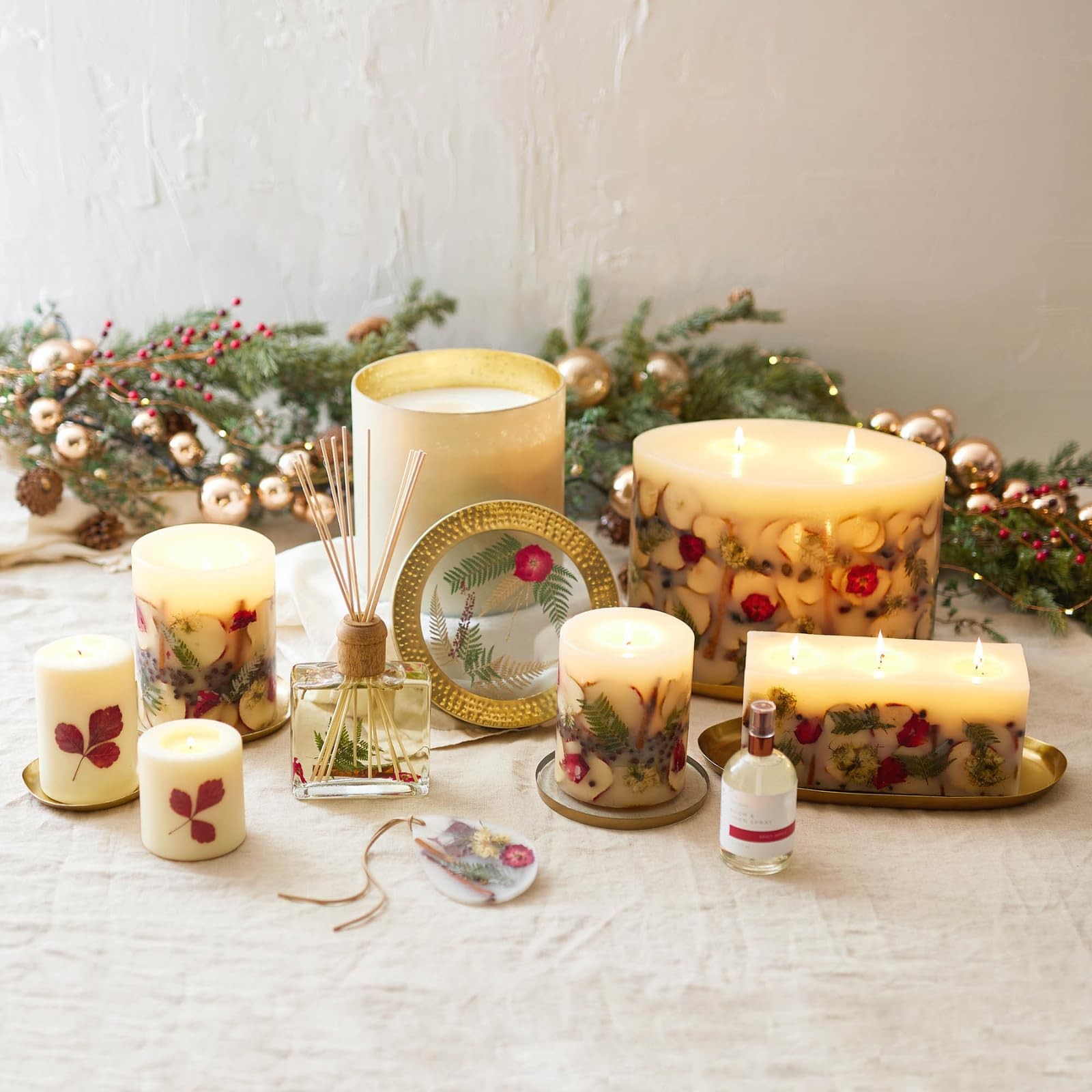 Rosy Rings Medium Round Botanical Candle – Spicy Apple