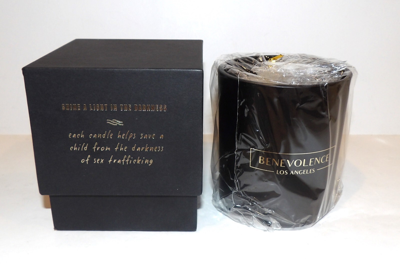 WONDERFUL NEW BENEVOLENCE ROSE & SANDALWOOD 220 G BLACK SOY CANDLE IN BOX