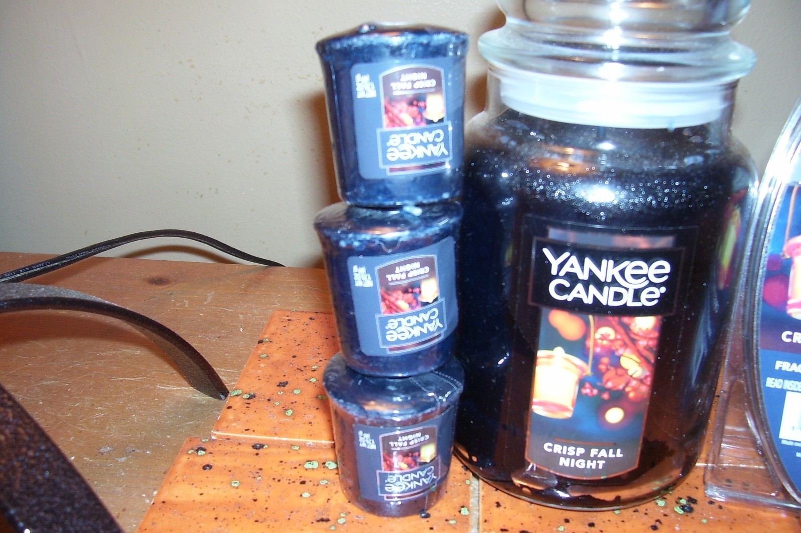 yankee candle 22oz JAR CRISP FALL NIGHT + 1 PKG WAX MELTS + 3 VOTIVES