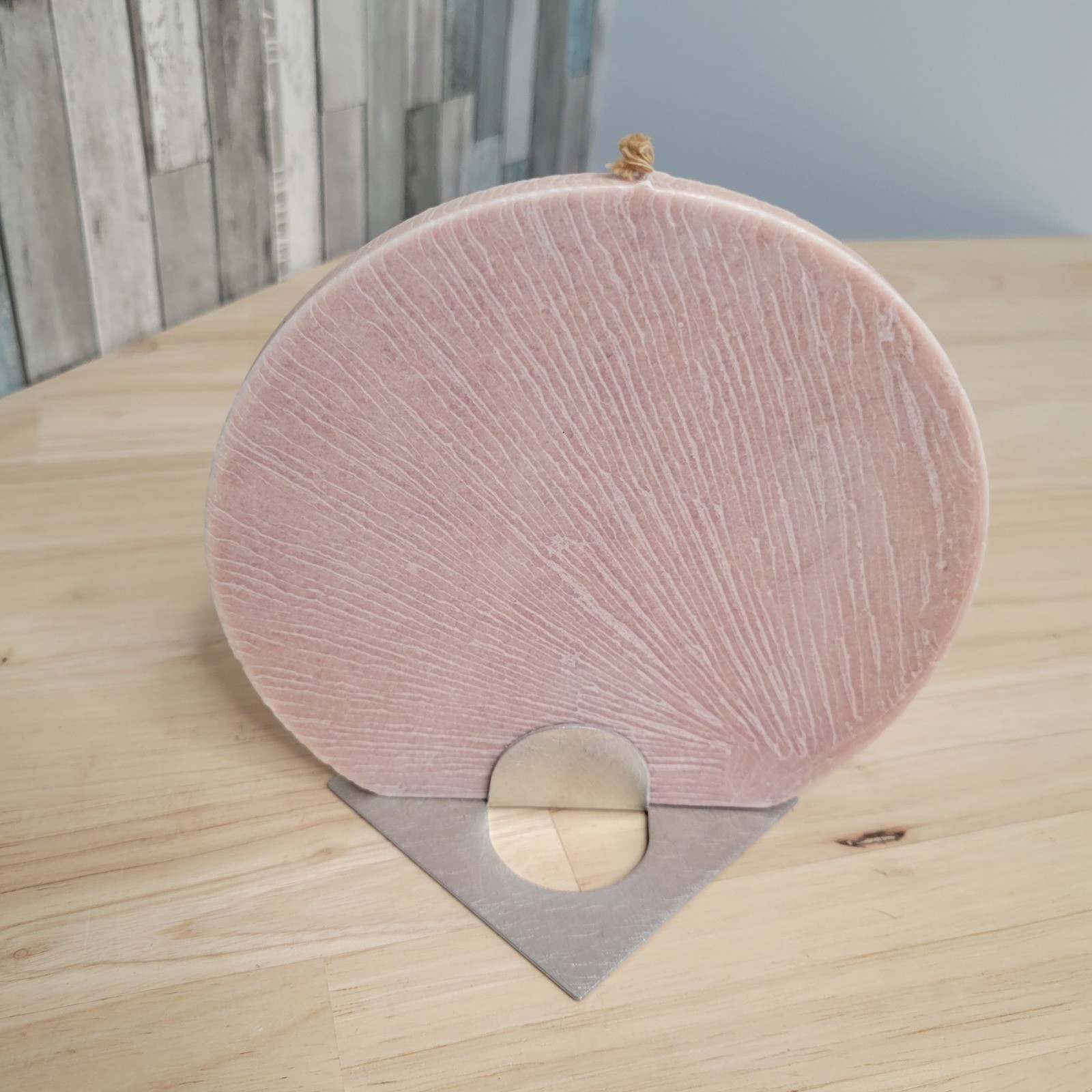 Klaner Geo Kerze Disc Candle with Aluminum Stand Pink Geometric Art Deco Austria