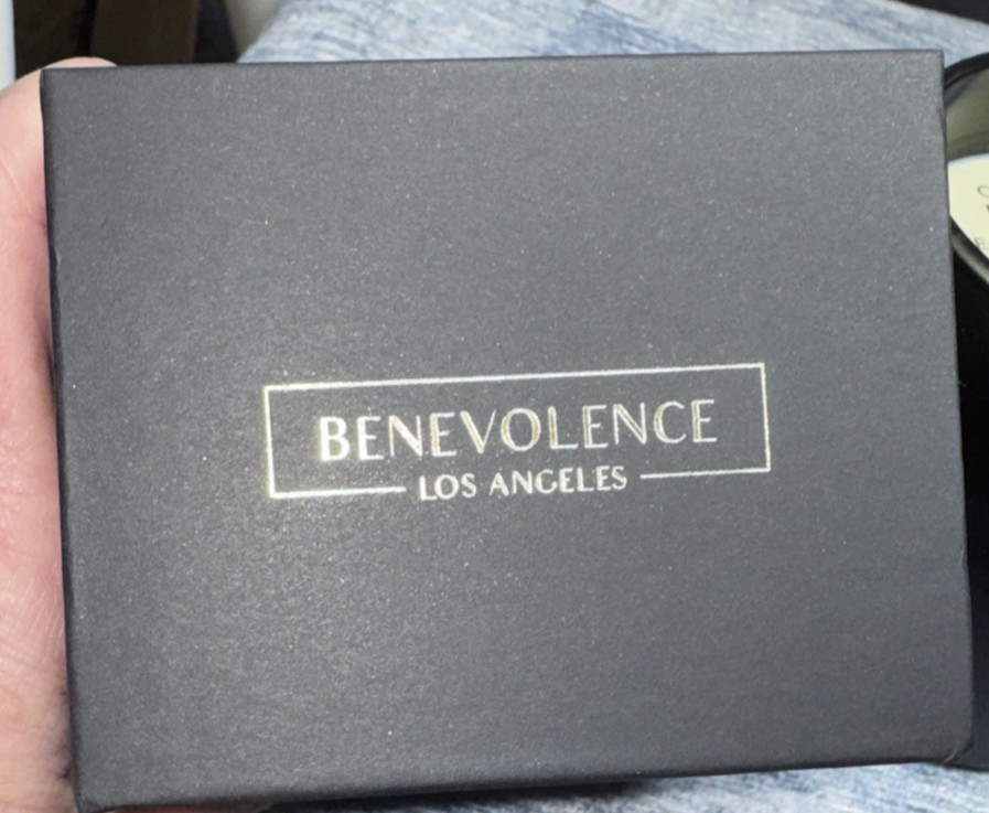 BENEVOLENCE LA ROSE & SANDALWOOD SOY CANDLE 220g NEW In Box