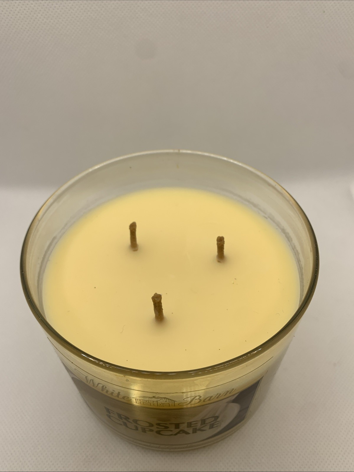Bath & Body Works White Barn FROSTED CUPCAKE 3-Wick Candle 14.5 oz unburned.