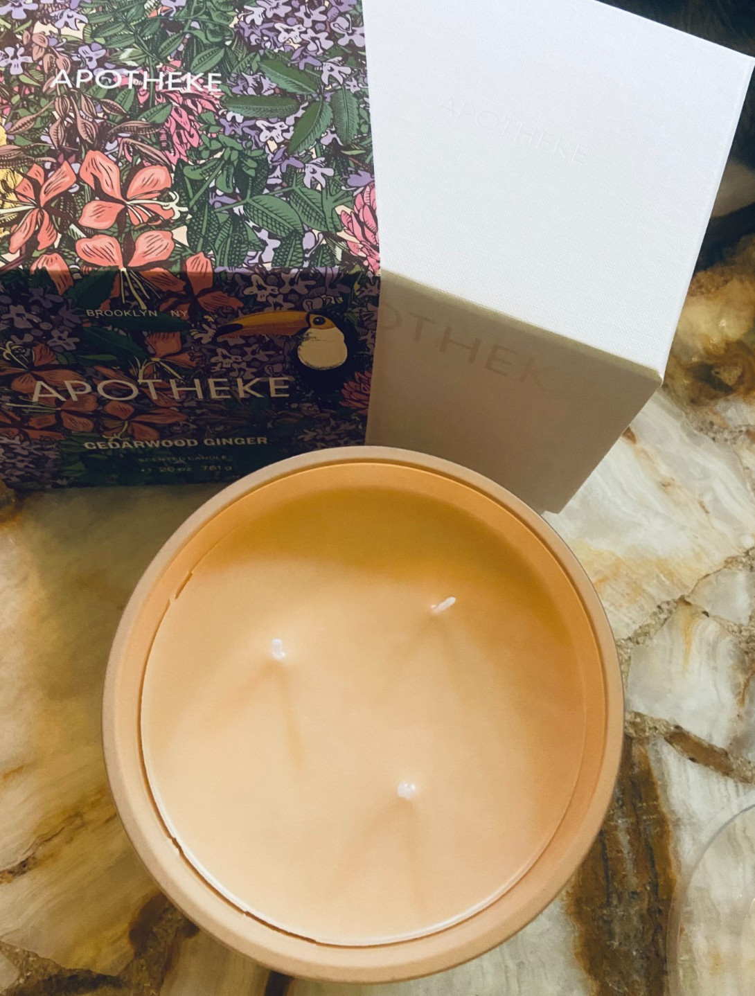 APOTHEKE~Cedarwood Ginger~Scented Candle~120-140 Hours~3 Wicks~26oz/761g~NEW