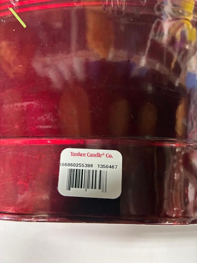 NEW in plastic! Yankee Candle set w a 3.7 oz candle, 2 votive candles, 1 holder