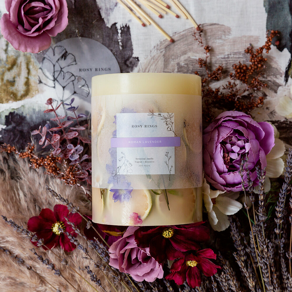 ROSY RINGS, ROMAN LAVENDER LUXURY BOTANICAL CANDLE, 5.5″ TALL, 120 HRS, NEW