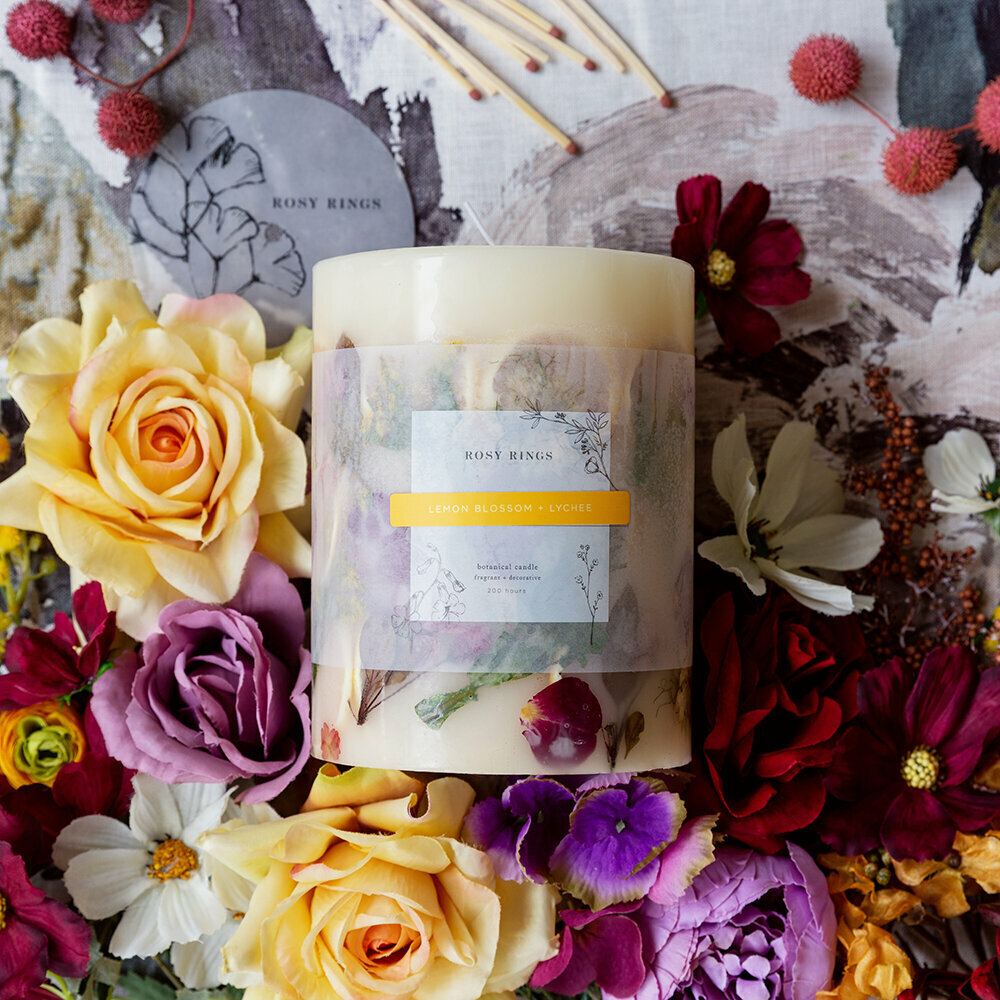 ROSY RINGS, LEMON BLOSSOM & LYCHEE LUXURY BOTANICAL CANDLE, 5.5″ TALL, 120 HRS