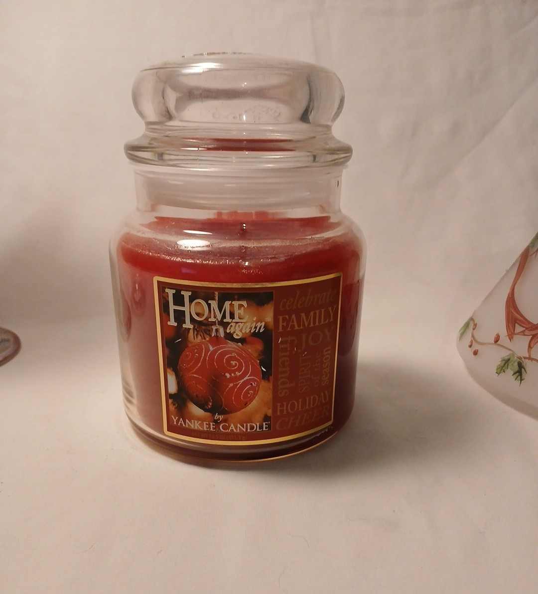 Yankee Candle HOLIDAY CHEER 14.5oz Jar, Frosted Holly Ribbon Topper, Stem Votive