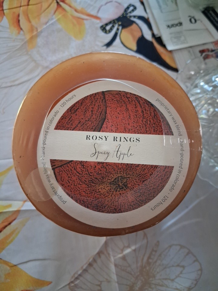 Rosy Rings Medium Round Botanical Candle – Spicy Apple 6.5 Burn Time 120 Hours