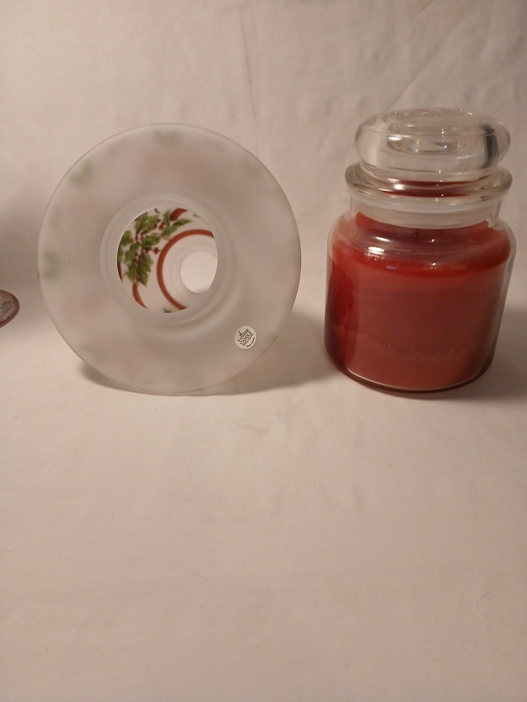 Yankee Candle HOLIDAY CHEER 14.5oz Jar, Frosted Holly Ribbon Topper, Stem Votive