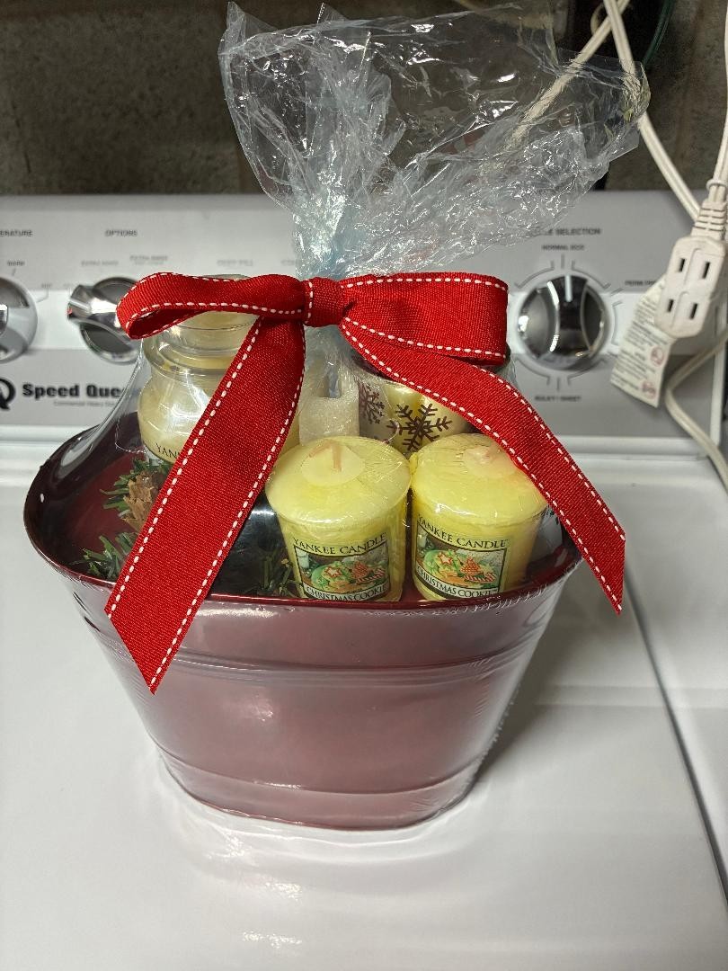 NEW in plastic! Yankee Candle set w a 3.7 oz candle, 2 votive candles, 1 holder