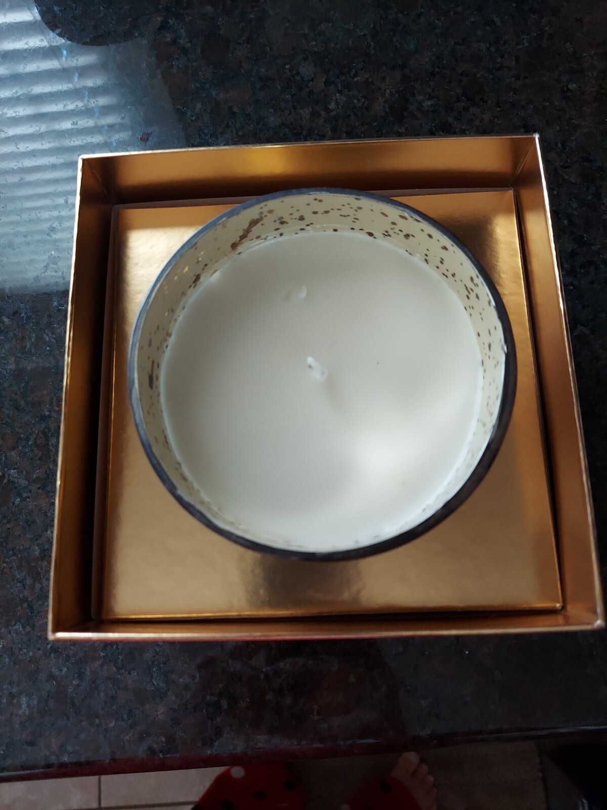 ILLUME WINTER WHITE LUXURY SOY CANDLE GLASS GOLD COLOR 120 HOURS BURN