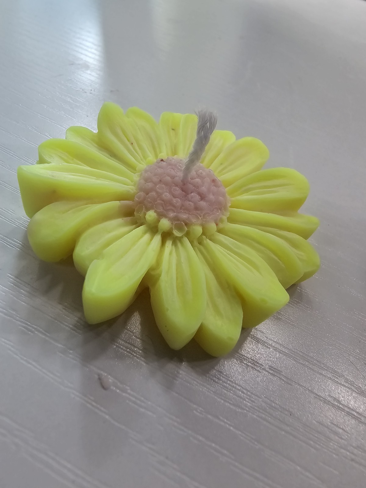 Unscented 3″ Floating Sun Flower Candles – Yellow, Set of 2. TB57