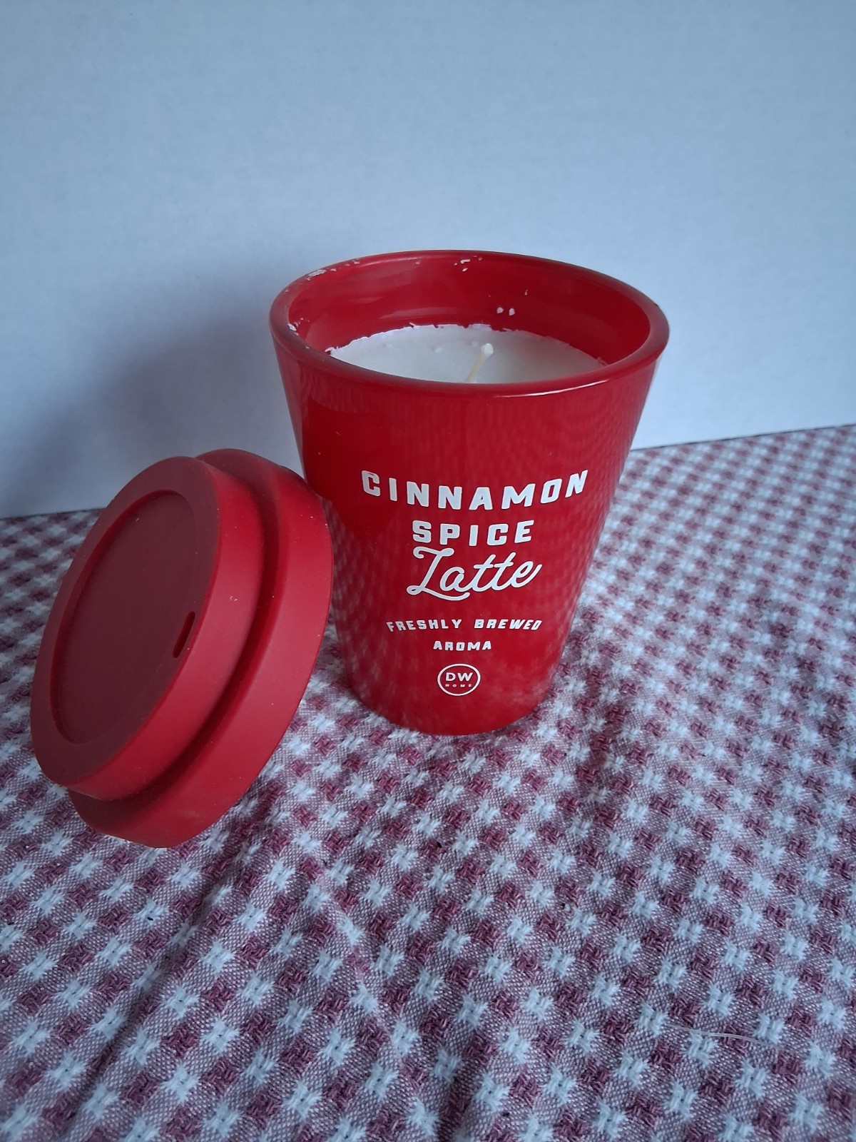 DW Home Coffee Cup Candle. Cinnamon Spice Latte. Red cup red silicone lid 1 wick