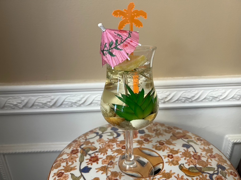 Clear Gel Seascape Candle in a 7 1/2″ Curved Glass