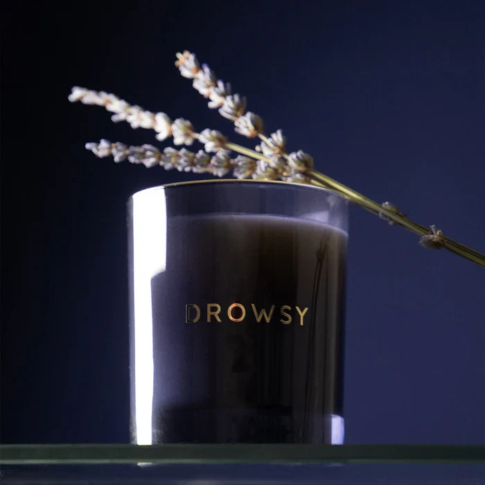 Drowsy – The Sleep Candle 220g / 7.76oz 30 Hr Avg. Burn Time Bougie Parfumee