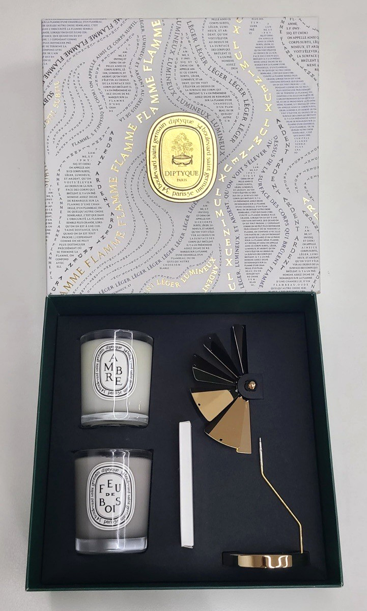 Diptyque Set of 2 Scented Candles with Carousel Feu de Bois & Ambre Limited Edit