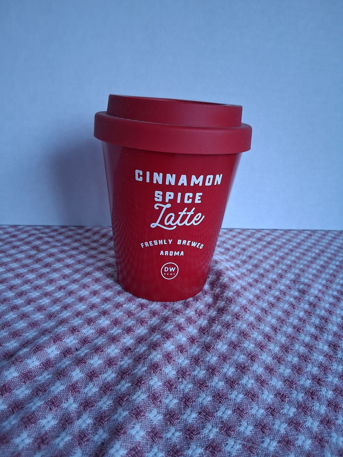 DW Home Coffee Cup Candle. Cinnamon Spice Latte. Red cup red silicone lid 1 wick