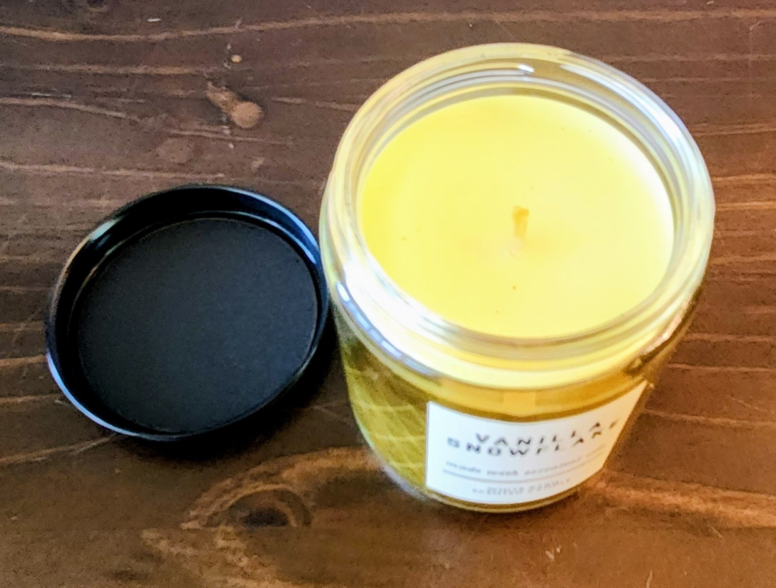 Brand New! Bath & Body Works Vanilla Snowflake Scented Essential Oils Candle 7oz