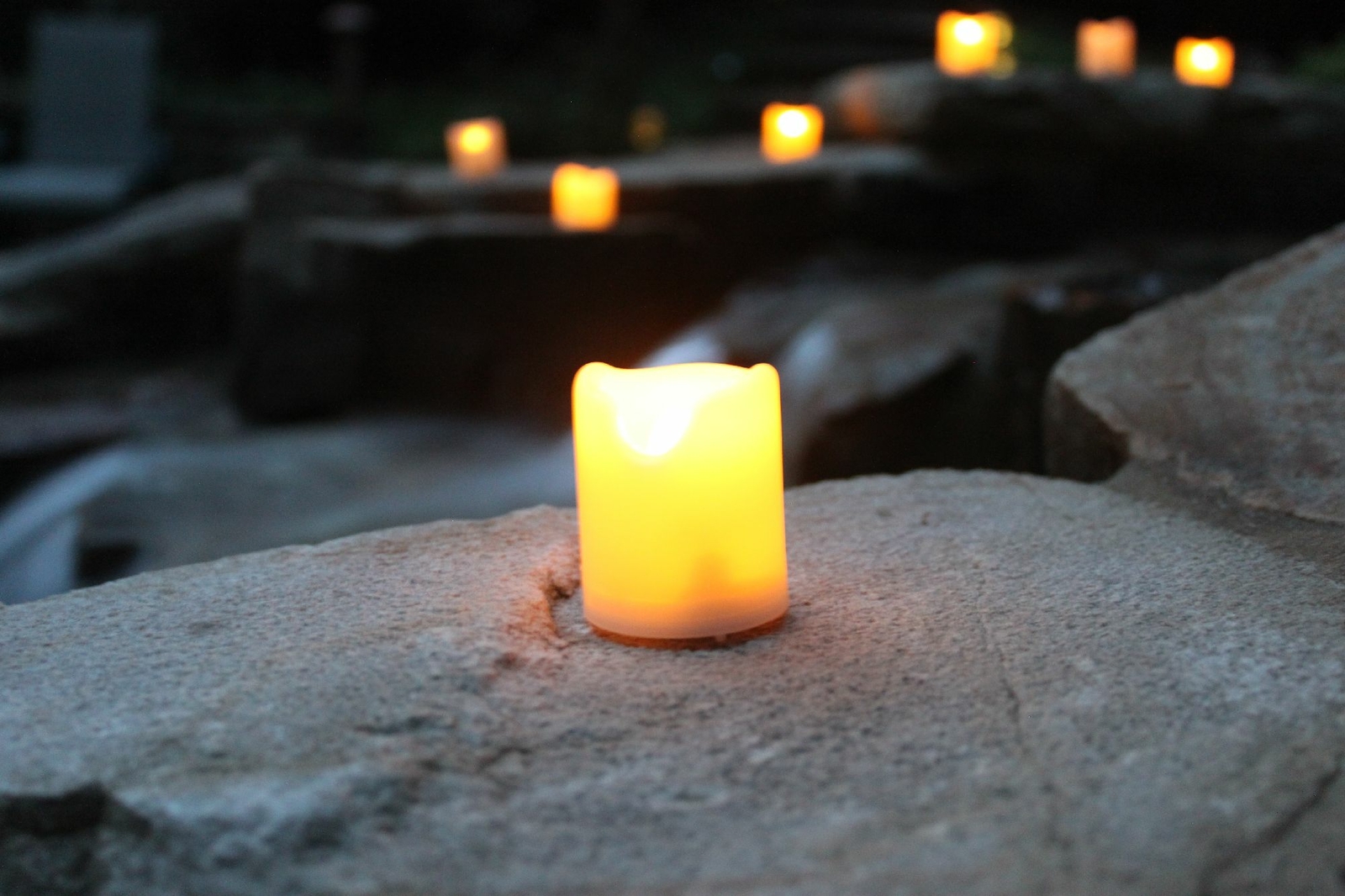 EcoGecko Indoor Outdoor Weatherproof Flameless Warm Glow Votive Candles w Remote