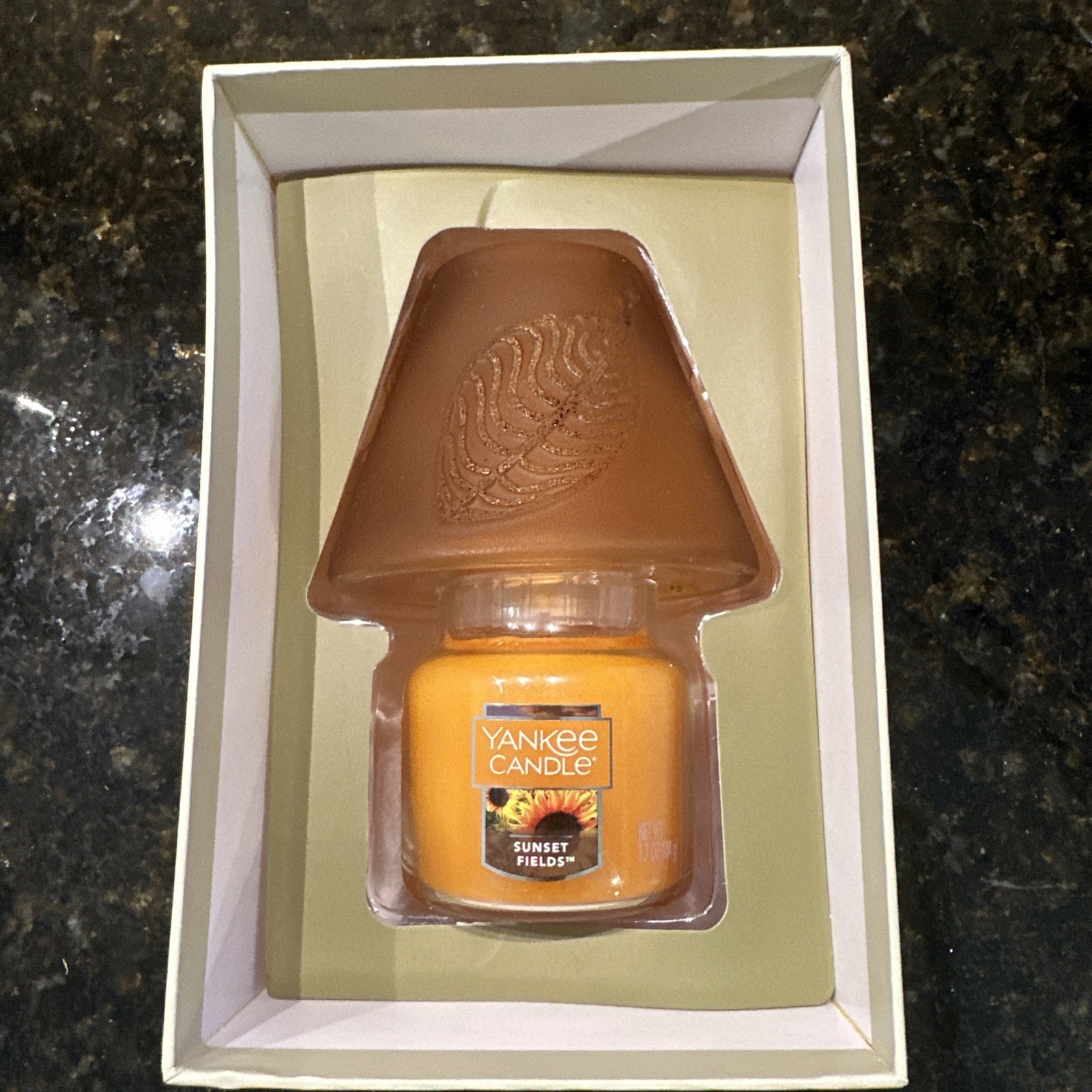 YANKEE CANDLE “SUNSET FIELDS” SMALL JAR CANDLE w/EMBOSSED LEAF CANDLE SHADE