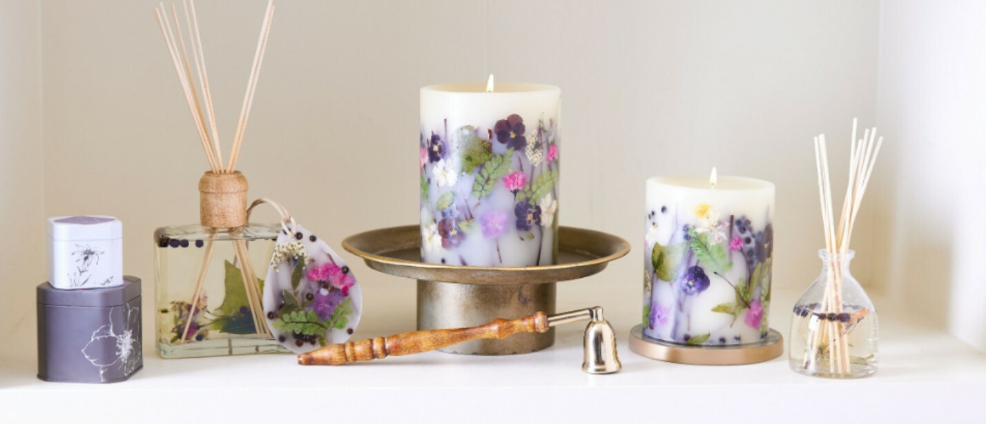 ROSY RINGS, BLACK CURRANT & BAY HOLIDAY LUXURY BOTANICAL CANDLE, 5.5″ TALL, NEW