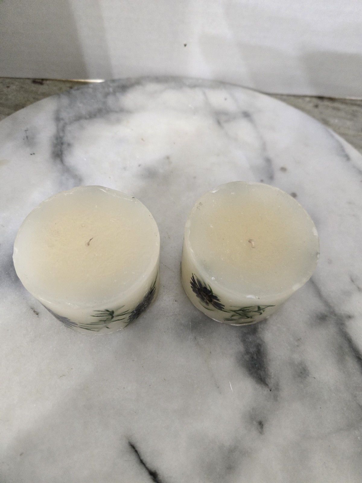 ROSY RINGS VTG SMALL SET OF 2 EMBED PILLAR CANDLE 2.5X2″ NEW NO TAG