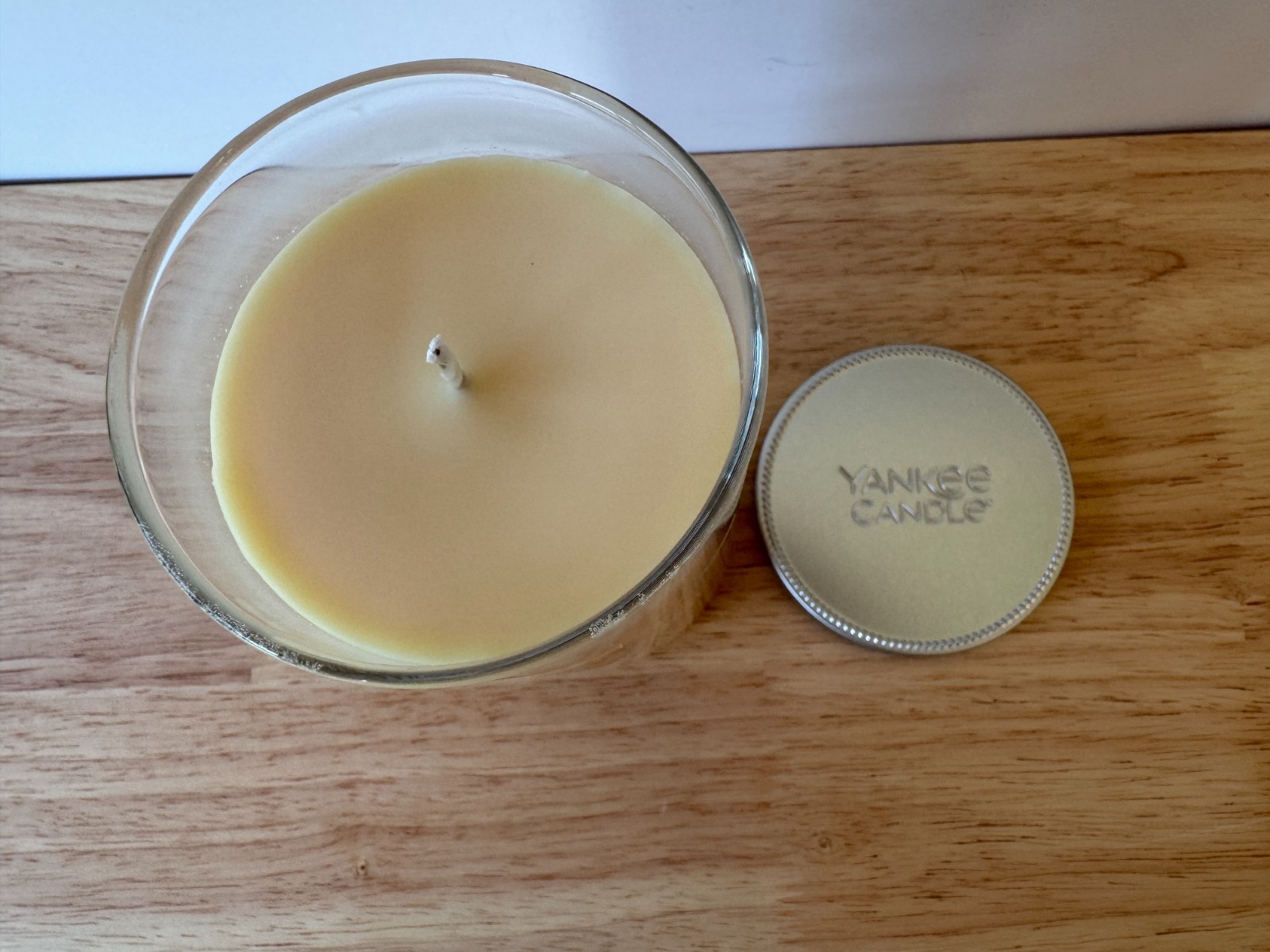 Yankee Candle – Vanilla Cupcake – 14.25 oz Glass Jar 1 Wick Scented Candle NEW