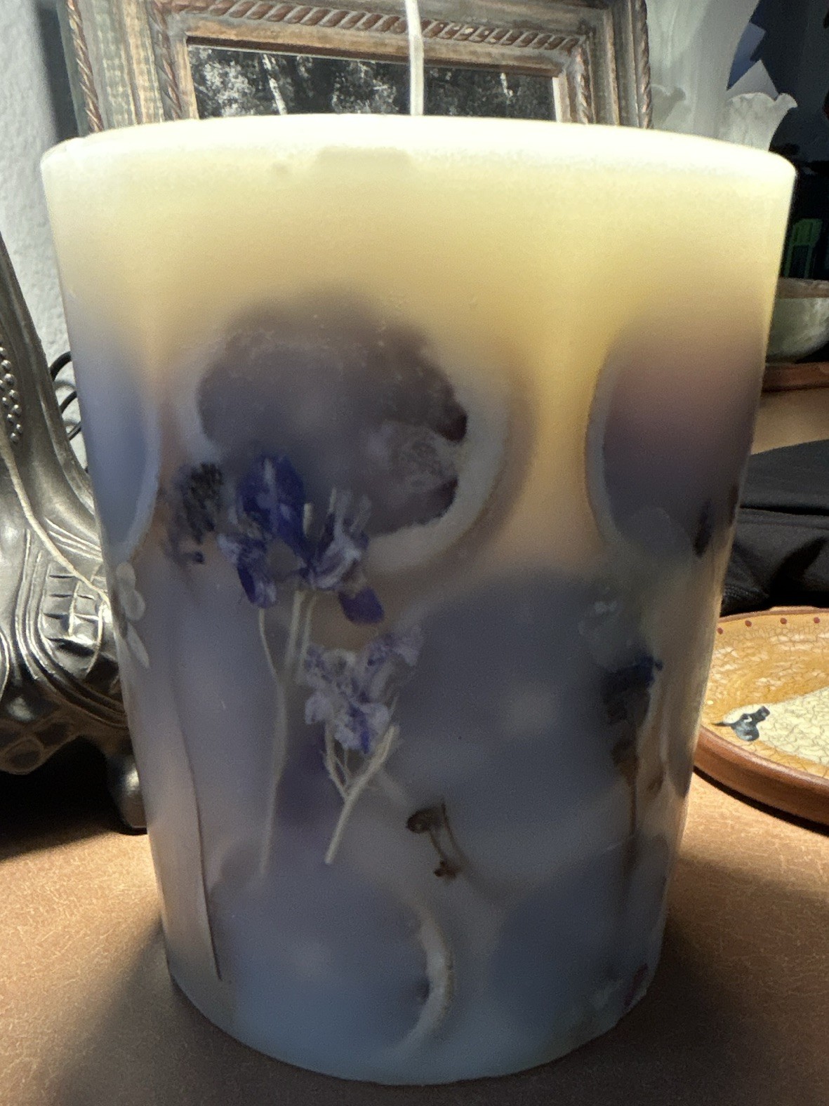 Rosy Rings Round Botanical Candle Cedarwood White/Purple Floral 200 hr w/holder