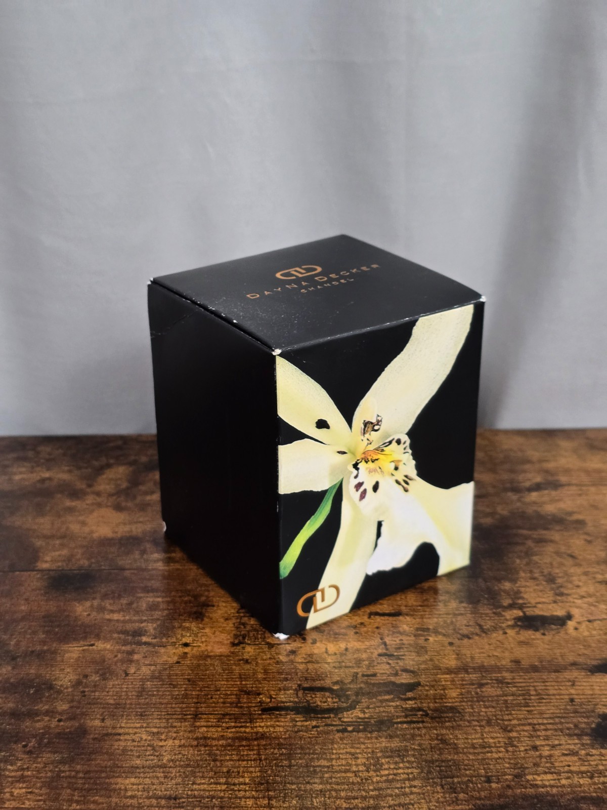 *NEW IN BOX!* DAYNA DECKER CHANDEL NYA 6oz Multisensory Candle w/Ecowood Wick