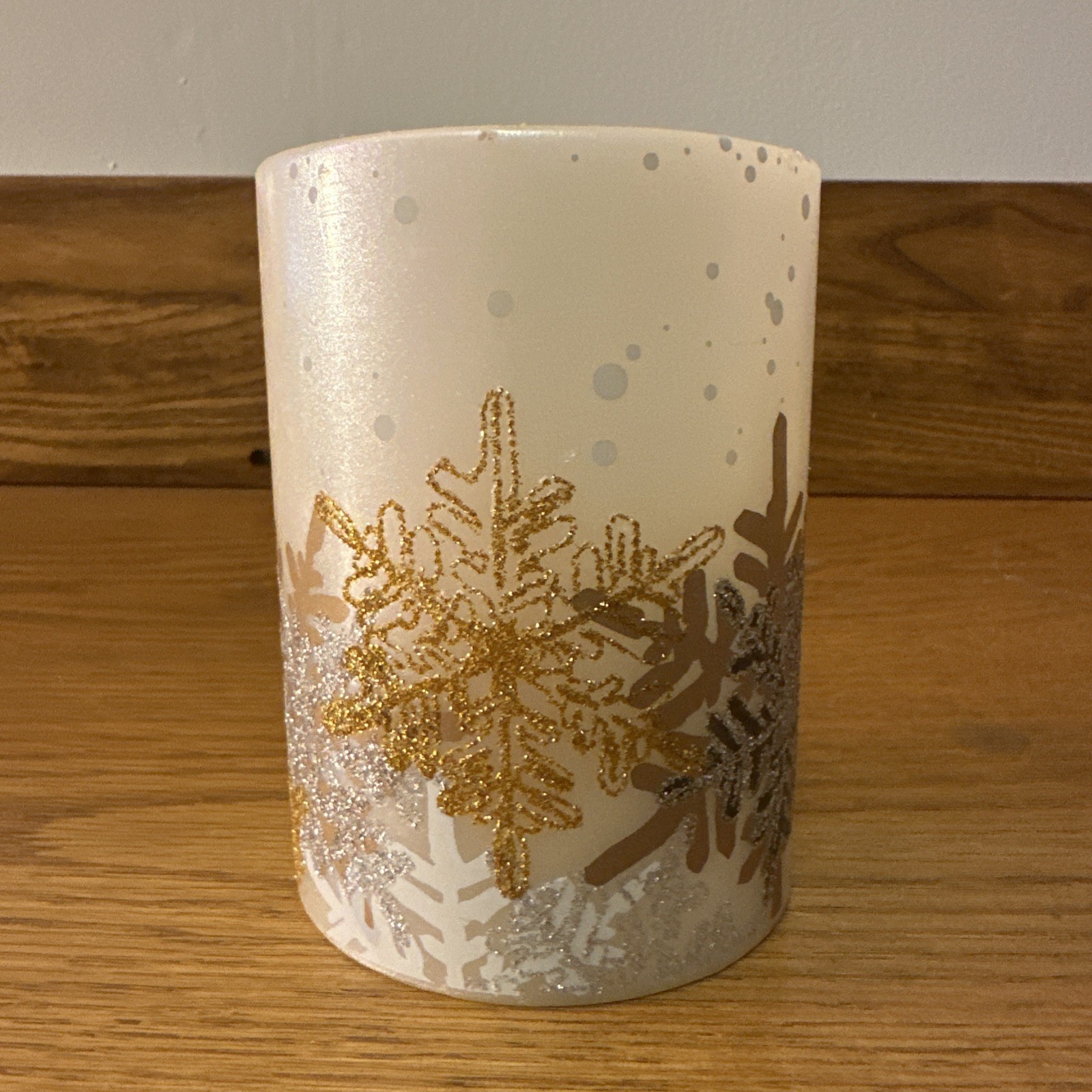 Flameless LED Candle Flame has Realistic Flickering Snowflakes White size 3 x 4