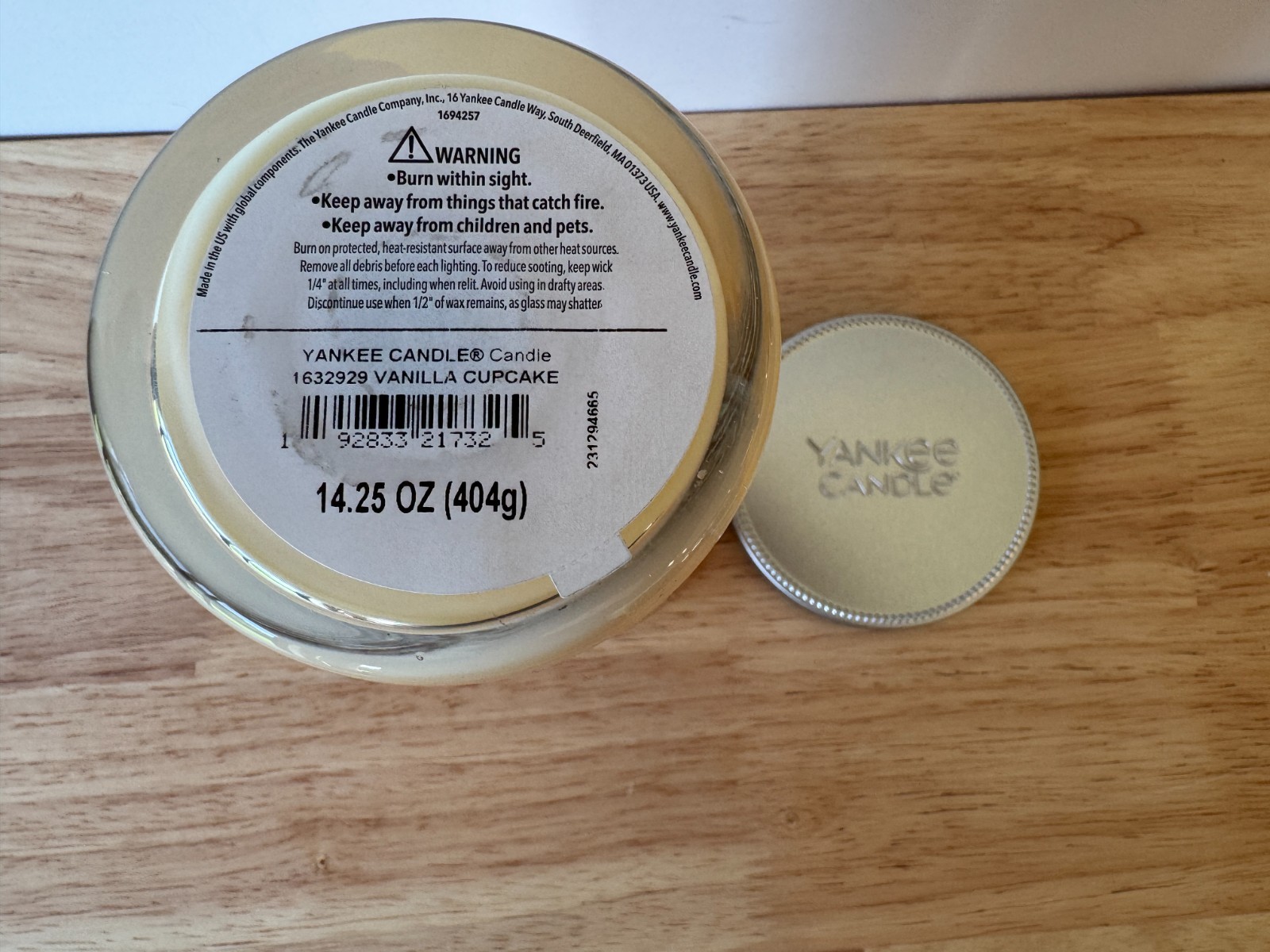 Yankee Candle – Vanilla Cupcake – 14.25 oz Glass Jar 1 Wick Scented Candle NEW