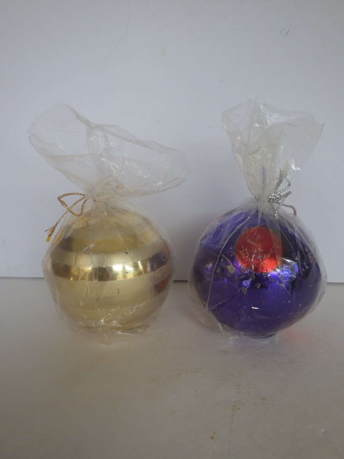 Crate & Barrel 3 1/2″ Christmas Ball Candles Set of 2 New Made in Italy