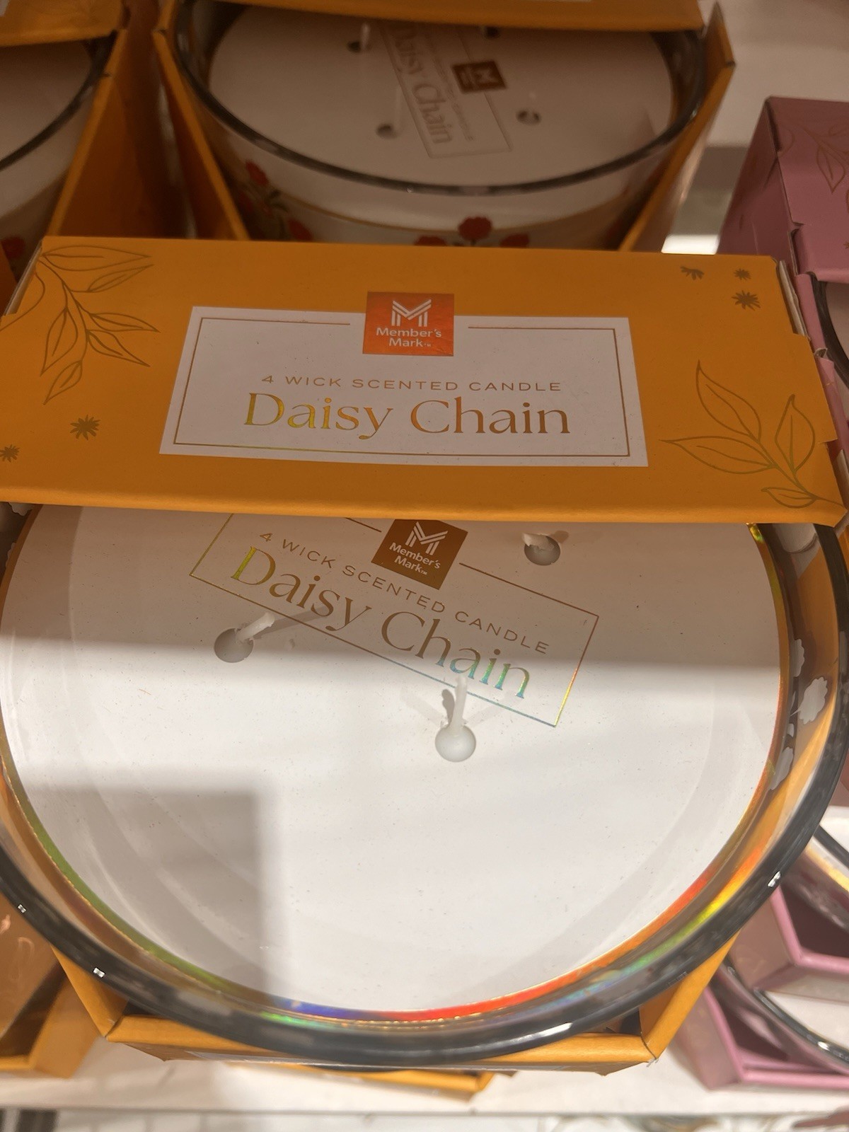 Member’s Mark 4-wick scented candle in the Daisy Chain scent 28 oz Soy Wax