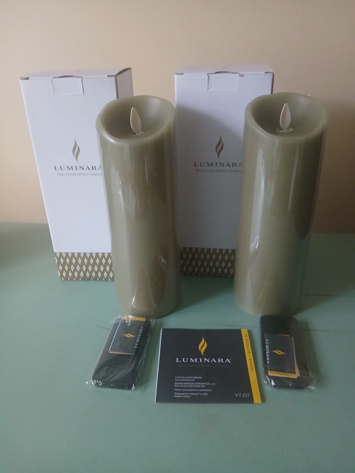 New LUMINARA Flame Effect Green PILLAR CANDLE 8.5″ Set of 2 with Remotes IN BOX