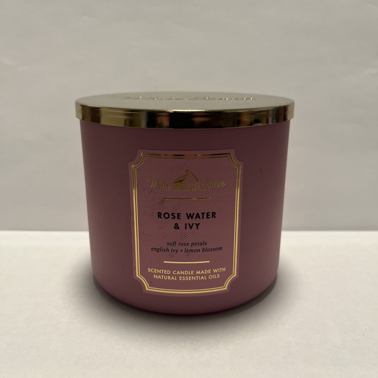 White Barn Rose Water & Ivy Scented Candle. (NEW)