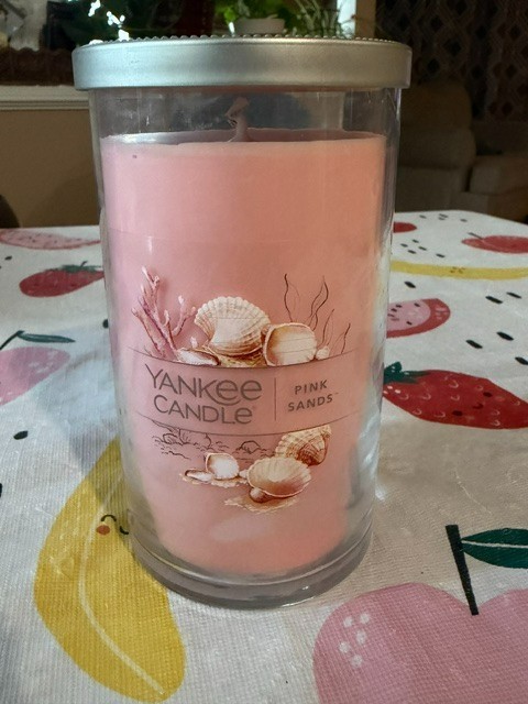 New Yankee Candle ” Pink Sands” Medium Jar Candle, 14.25 oz