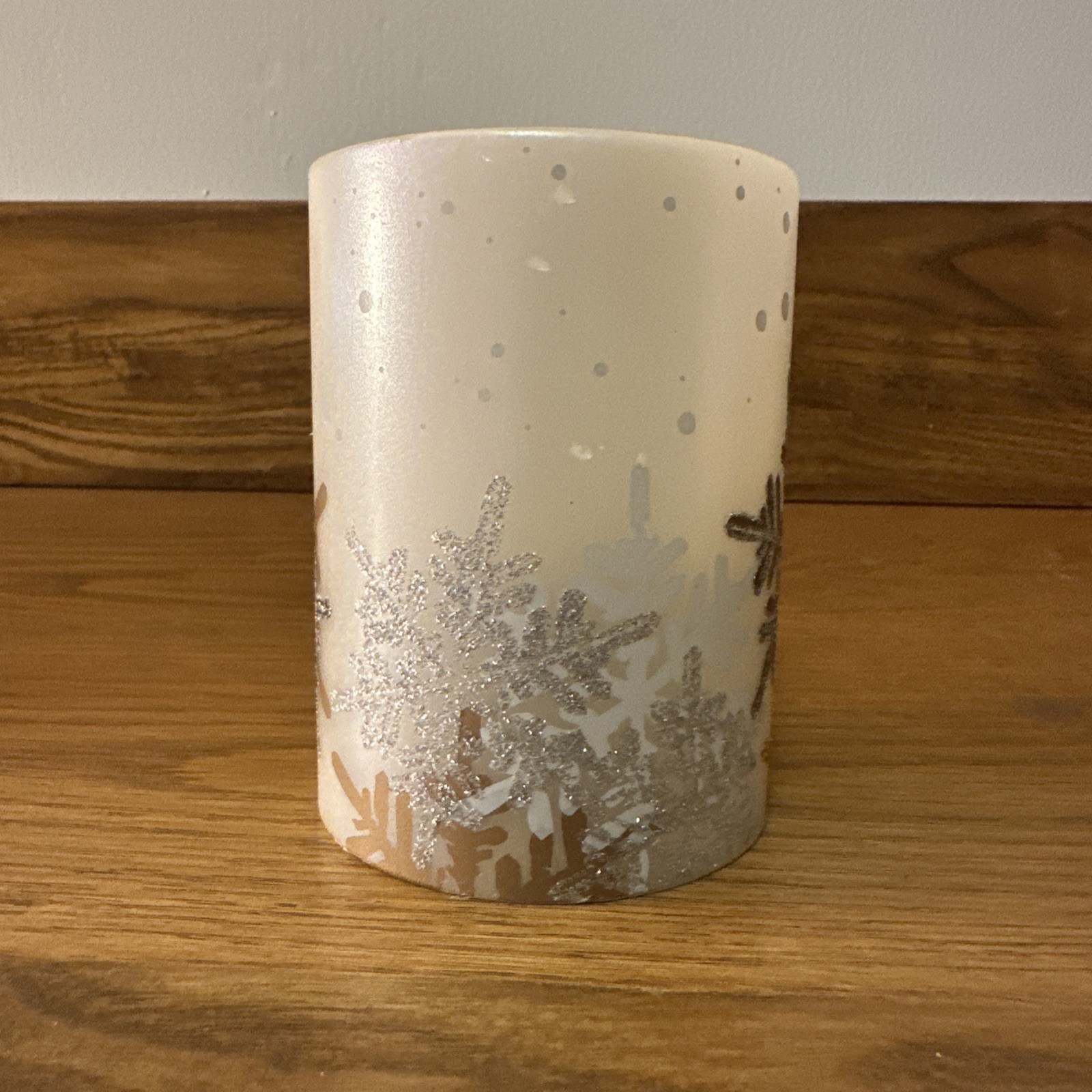 Flameless LED Candle Flame has Realistic Flickering Snowflakes White size 3 x 4