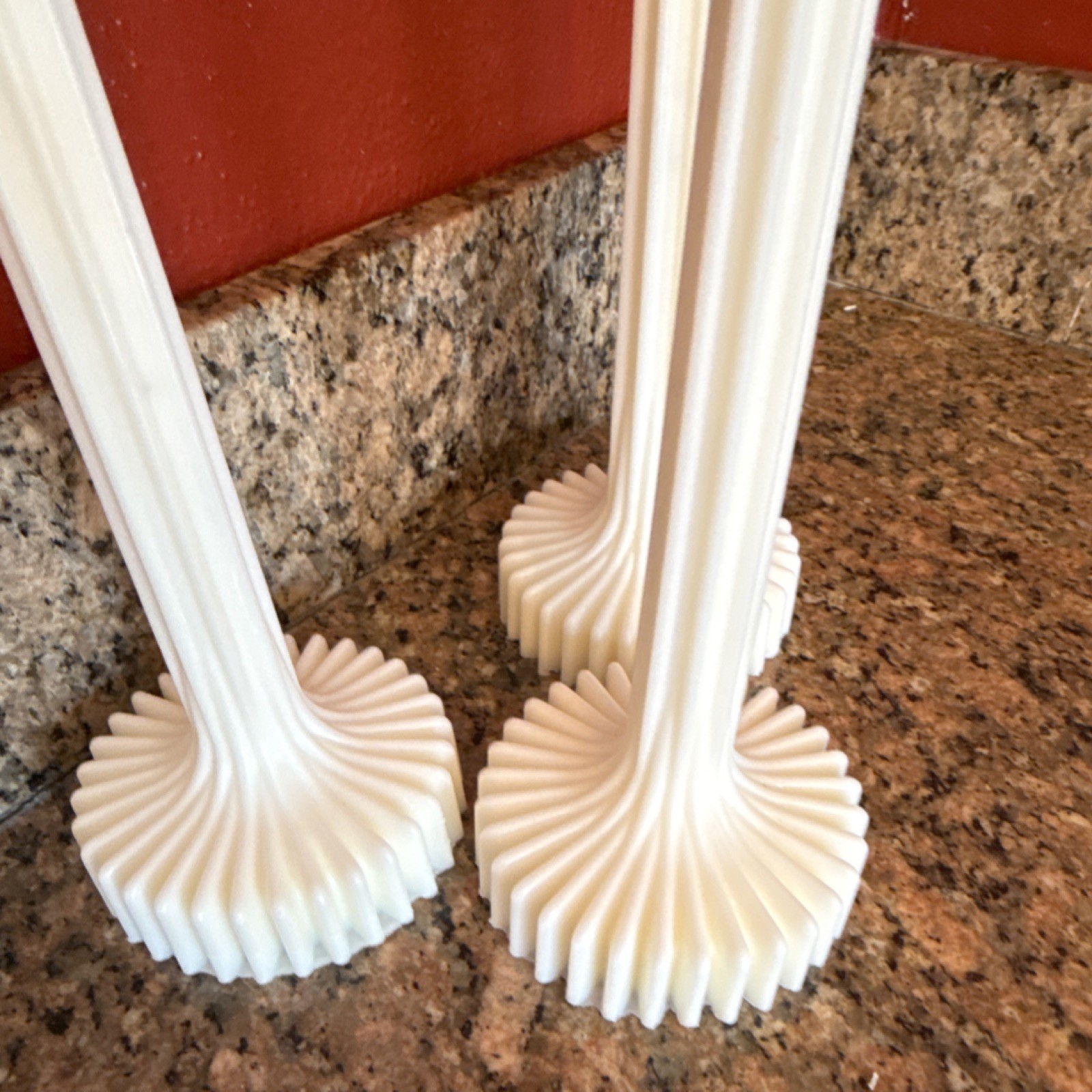 Set of 3 White Wax Asymmetrical Decorative Candles Modern Design Various Heights