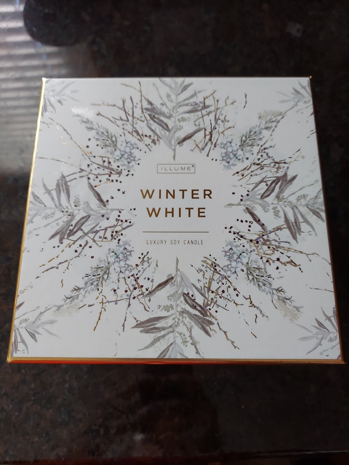 ILLUME WINTER WHITE LUXURY SOY CANDLE GLASS GOLD COLOR 120 HOURS BURN