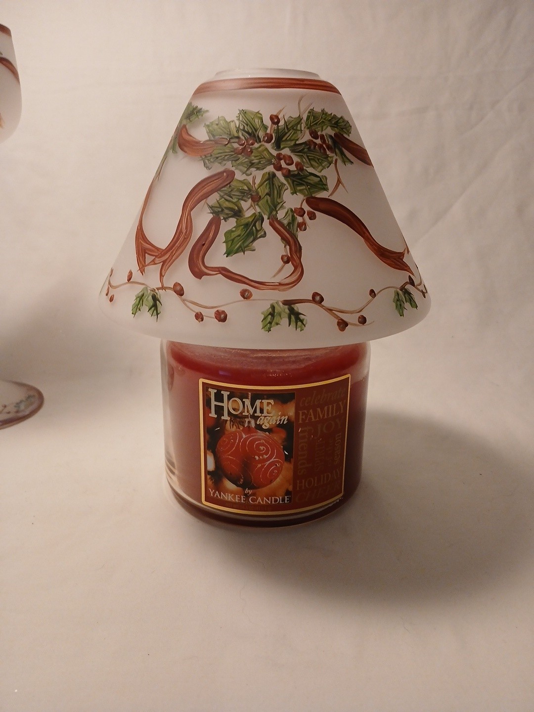 Yankee Candle HOLIDAY CHEER 14.5oz Jar, Frosted Holly Ribbon Topper, Stem Votive