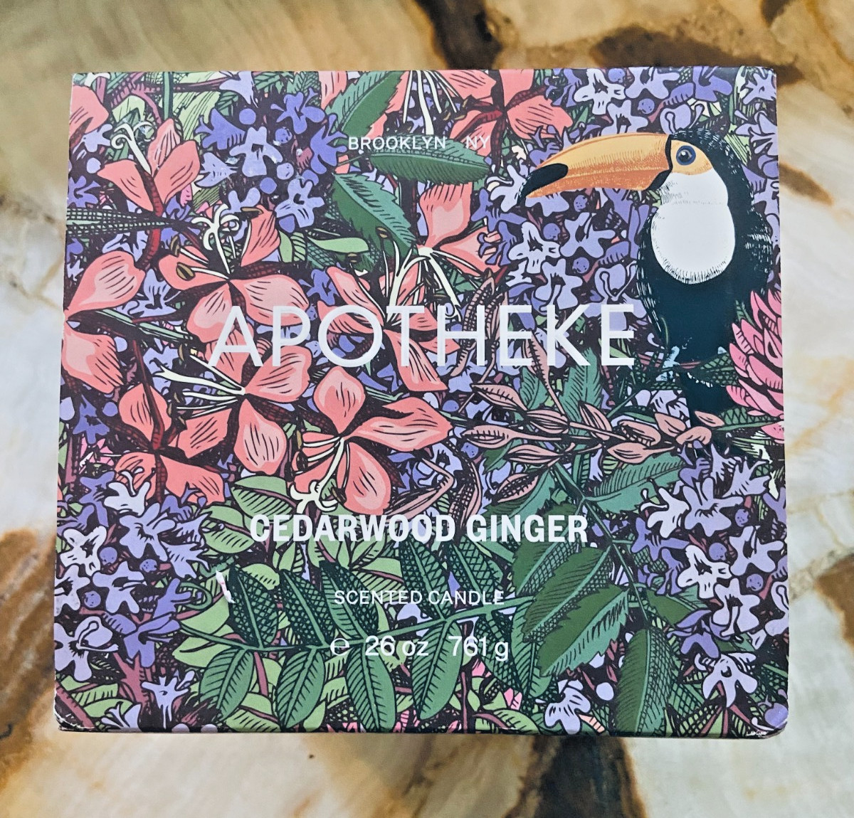 APOTHEKE~Cedarwood Ginger~Scented Candle~120-140 Hours~3 Wicks~26oz/761g~NEW