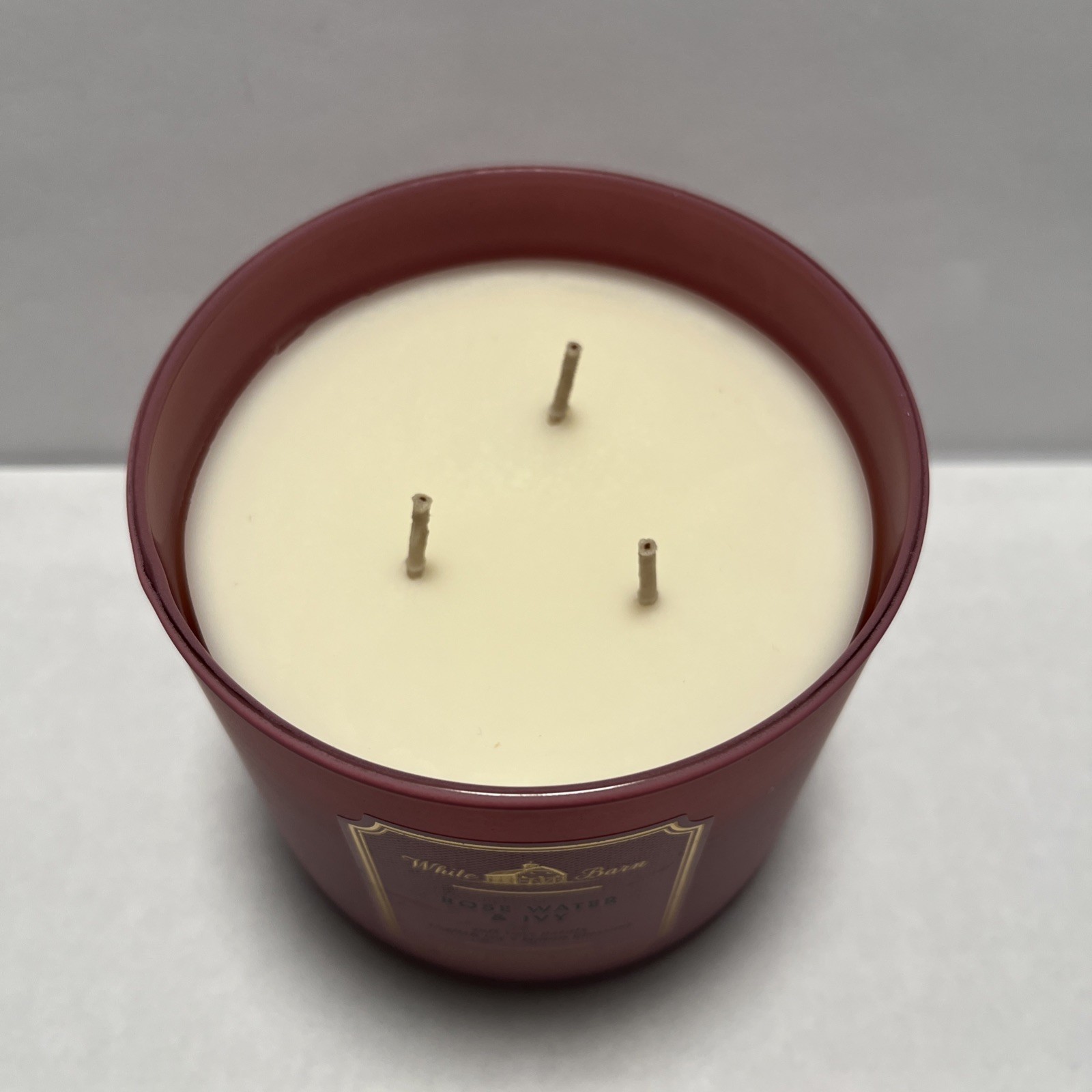White Barn Rose Water & Ivy Scented Candle. (NEW)