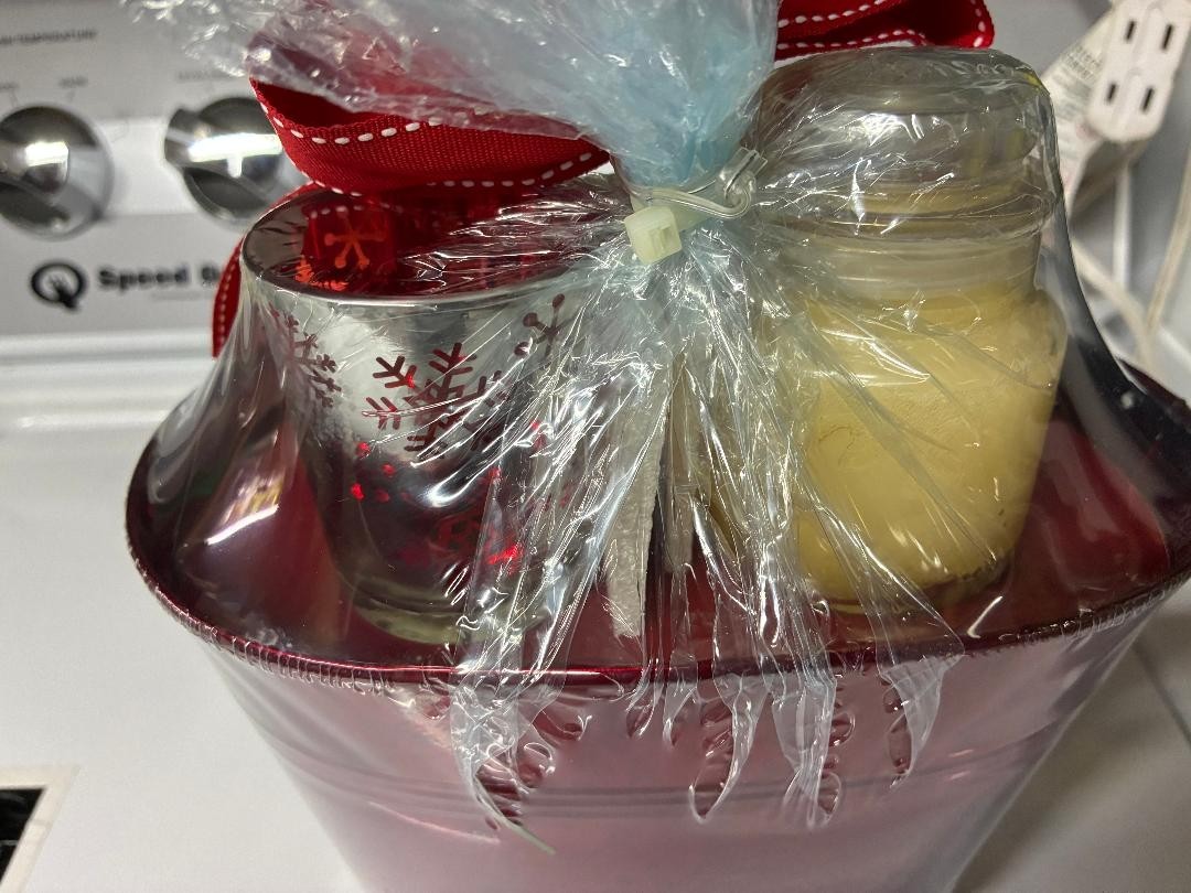 NEW in plastic! Yankee Candle set w a 3.7 oz candle, 2 votive candles, 1 holder