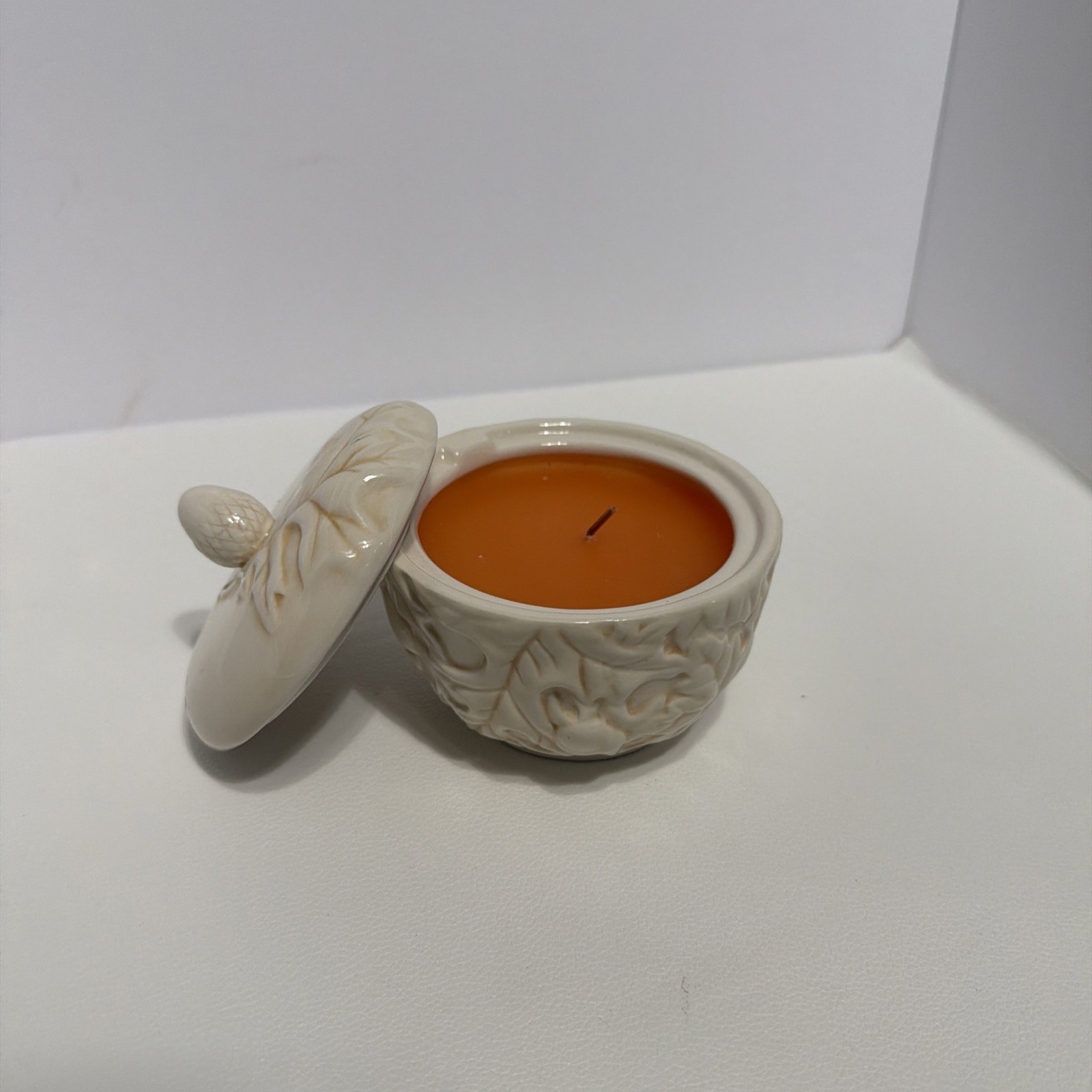 Hallmark Pumpkin spice Acorn Candle Oak Leaves Autumn Ceramic Jar w/Lid Used