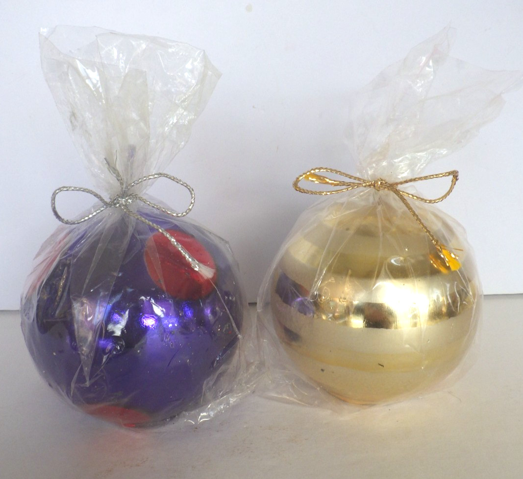 Crate & Barrel 3 1/2″ Christmas Ball Candles Set of 2 New Made in Italy
