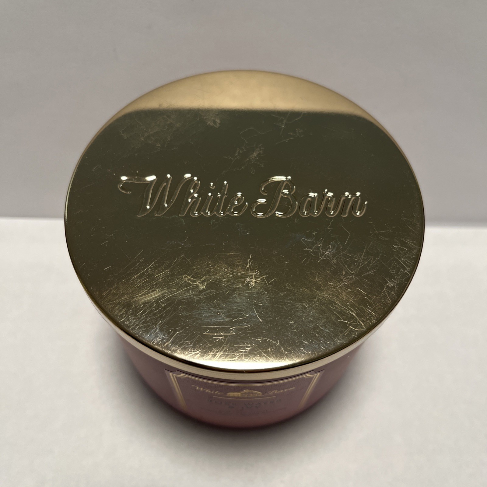 White Barn Rose Water & Ivy Scented Candle. (NEW)