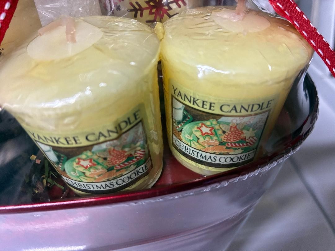 NEW in plastic! Yankee Candle set w a 3.7 oz candle, 2 votive candles, 1 holder