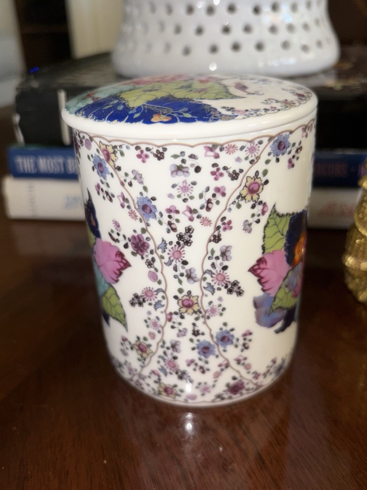 Tobacco Leaf Porcelain Container Candle, Fresh rose Scent. 4 Inch