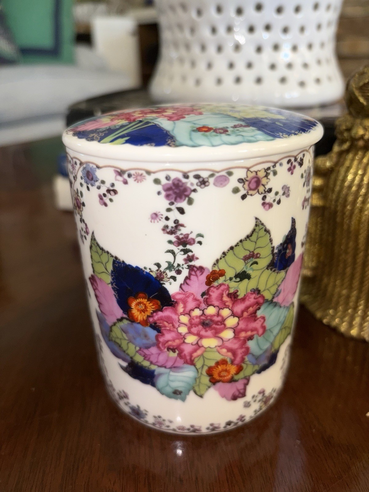 Tobacco Leaf Porcelain Container Candle, Fresh rose Scent. 4 Inch